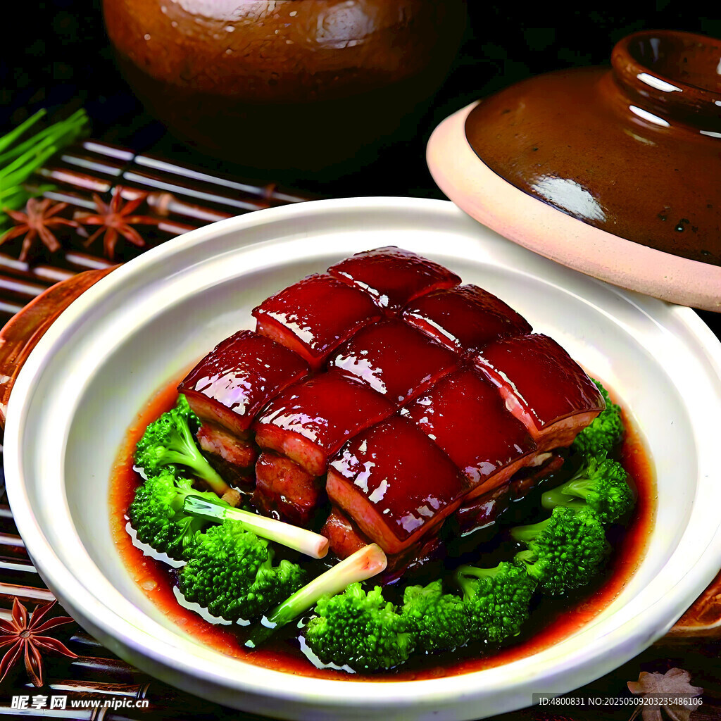 美味東坡肉擺于盤中
