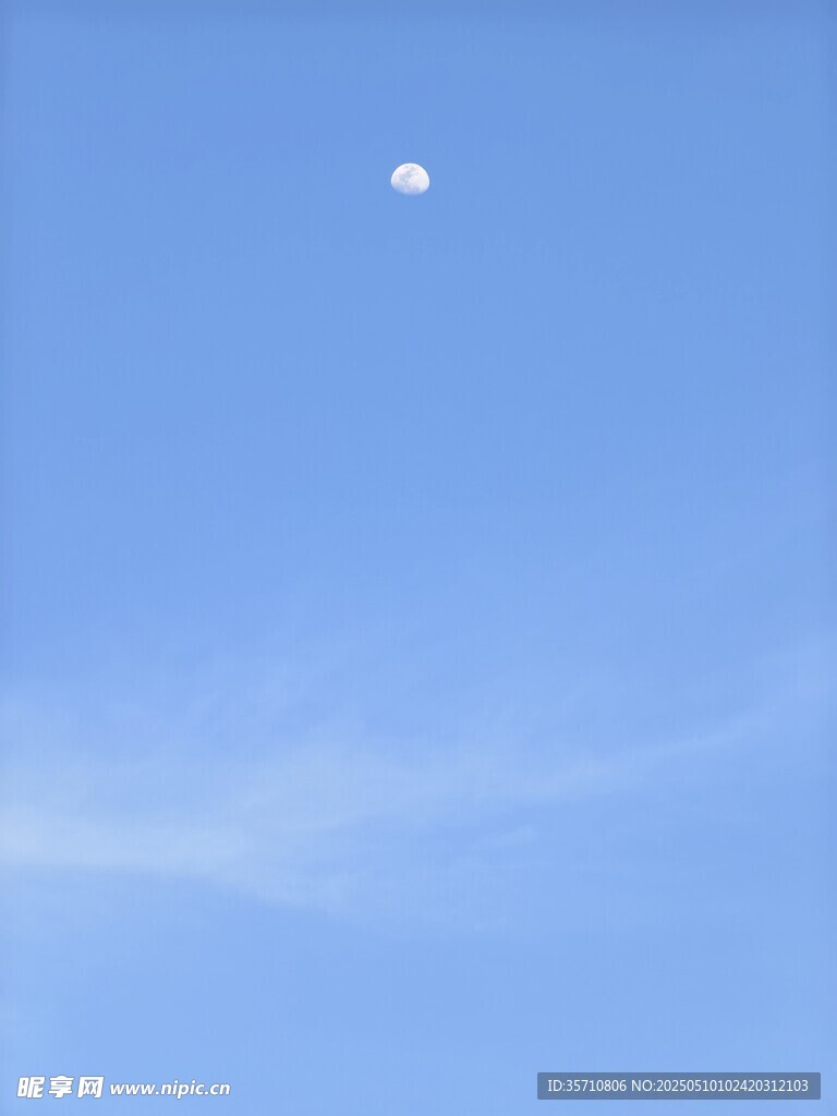 藍天中的孤月