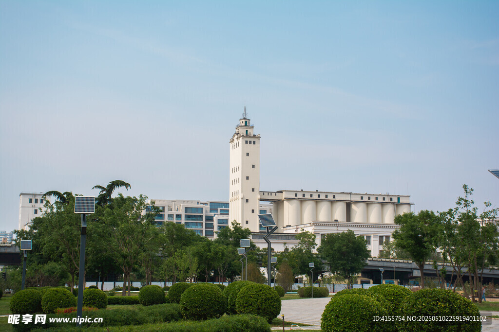 宏偉建筑前的開闊景觀