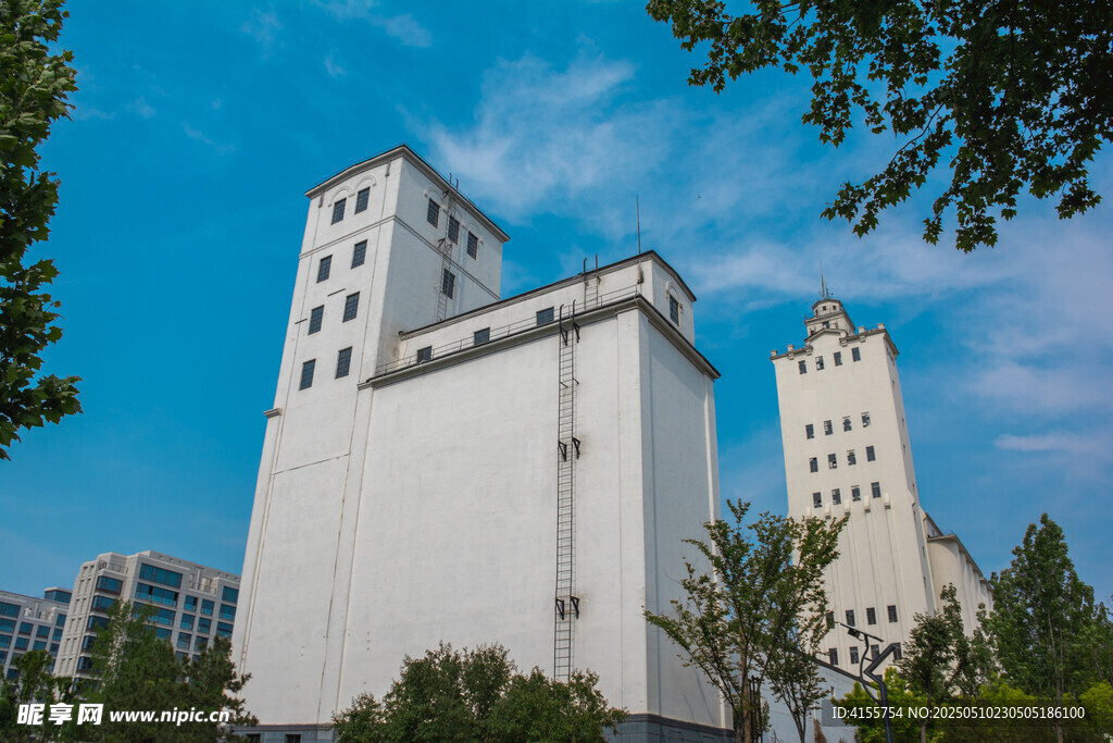 城市中的白色高大建筑