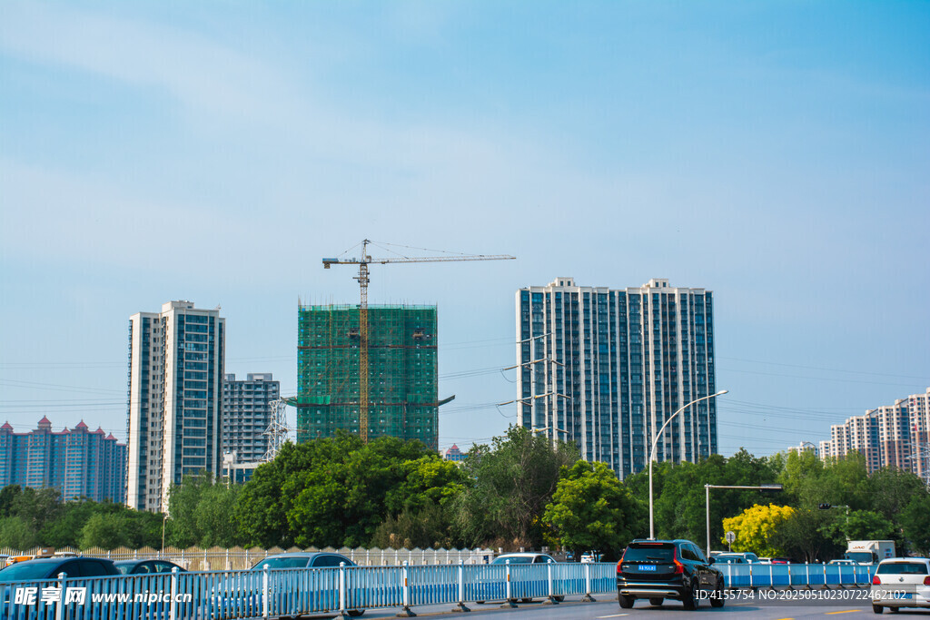 城市河畔在建高樓景觀