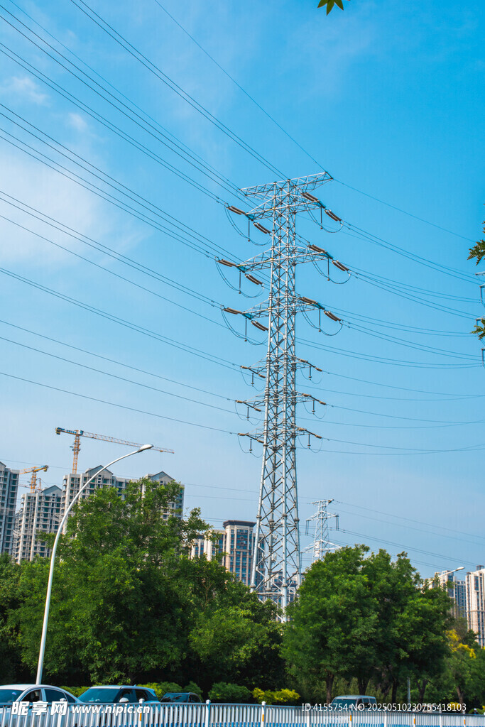 城市中的高壓輸電塔