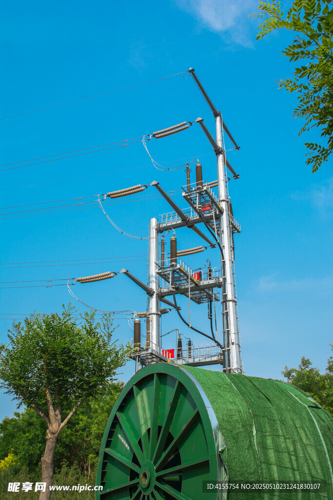 戶外電力設施與綠色卷筒