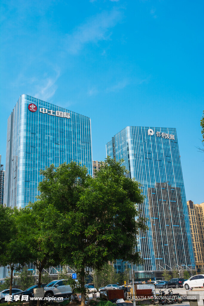 城市高樓與綠樹景觀