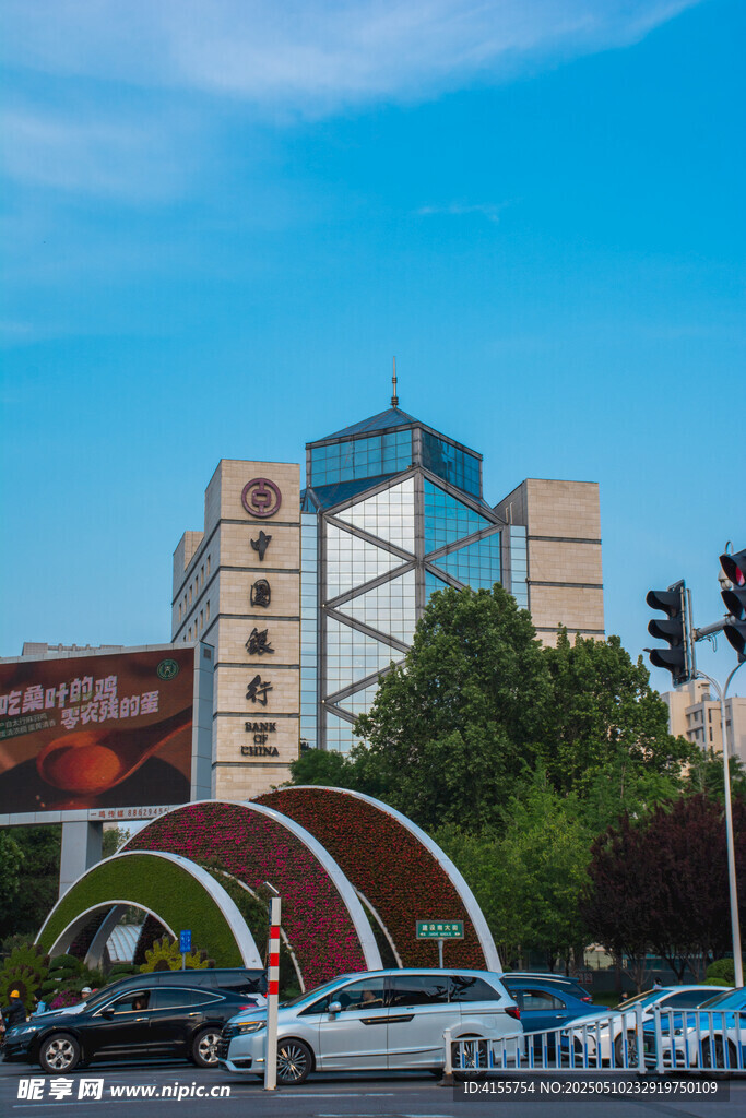 城市建筑前的多彩拱形景觀