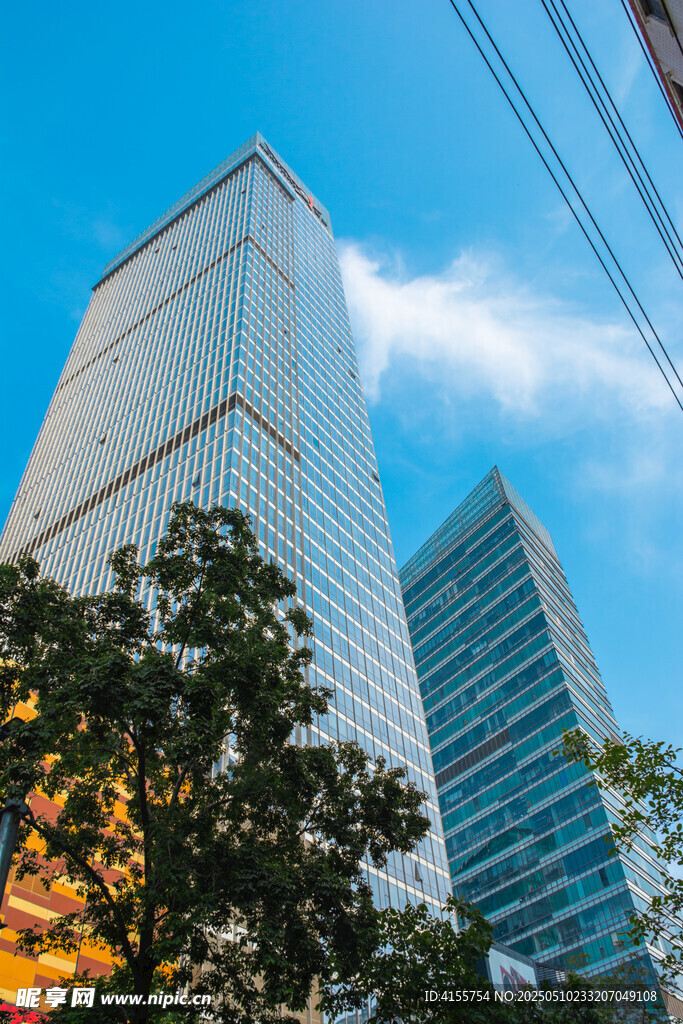 都市摩天大樓與綠樹景觀