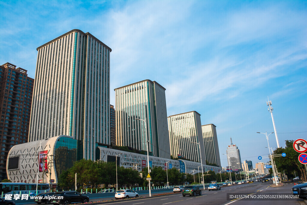 城市繁華街景高樓林立