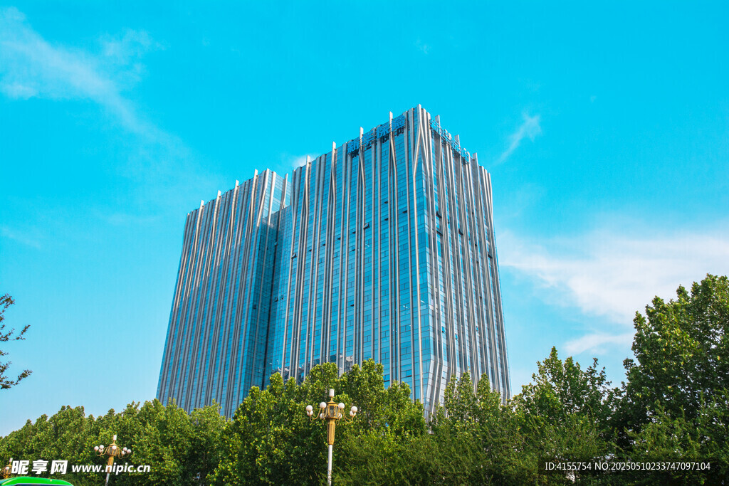 城市高樓與綠樹相映成景