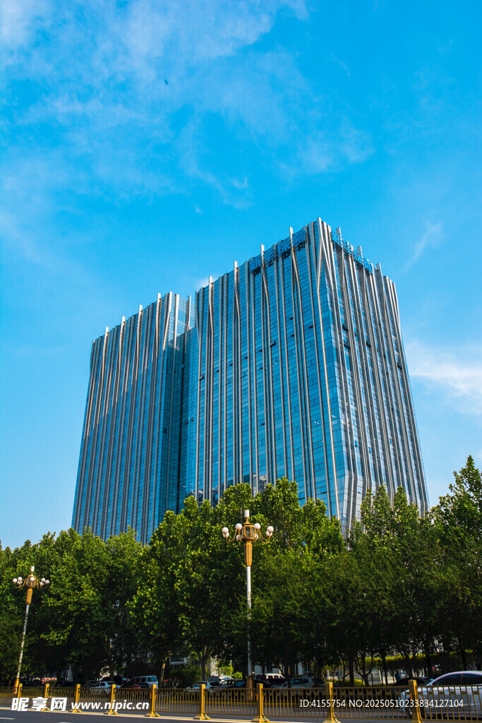 現(xiàn)代高樓與綠樹(shù)相映成景