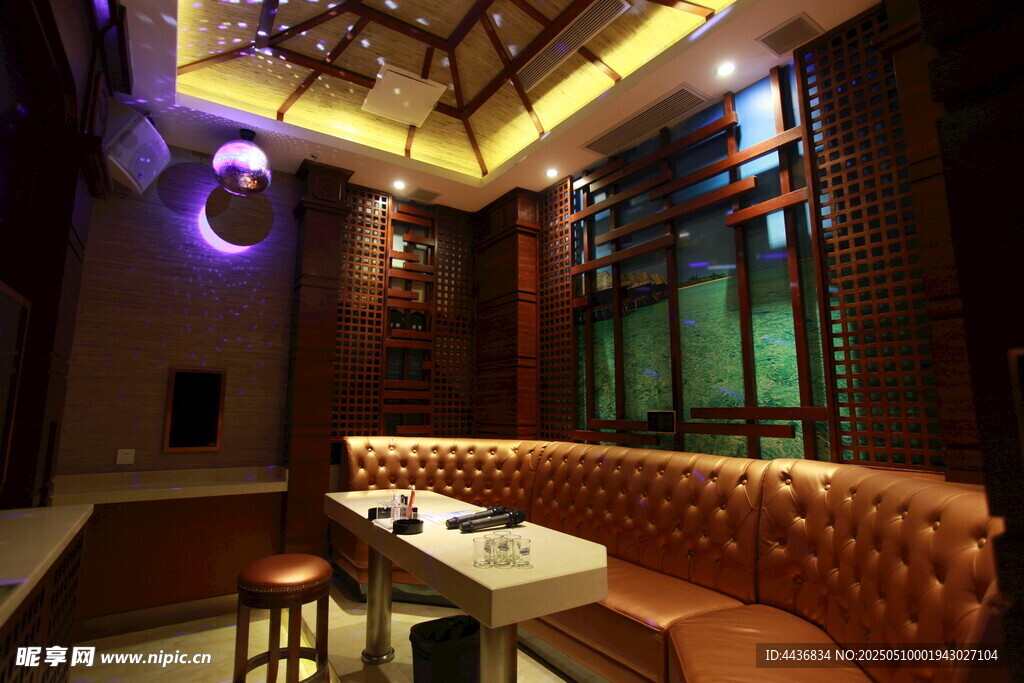 時尚現代的酒吧室內場景