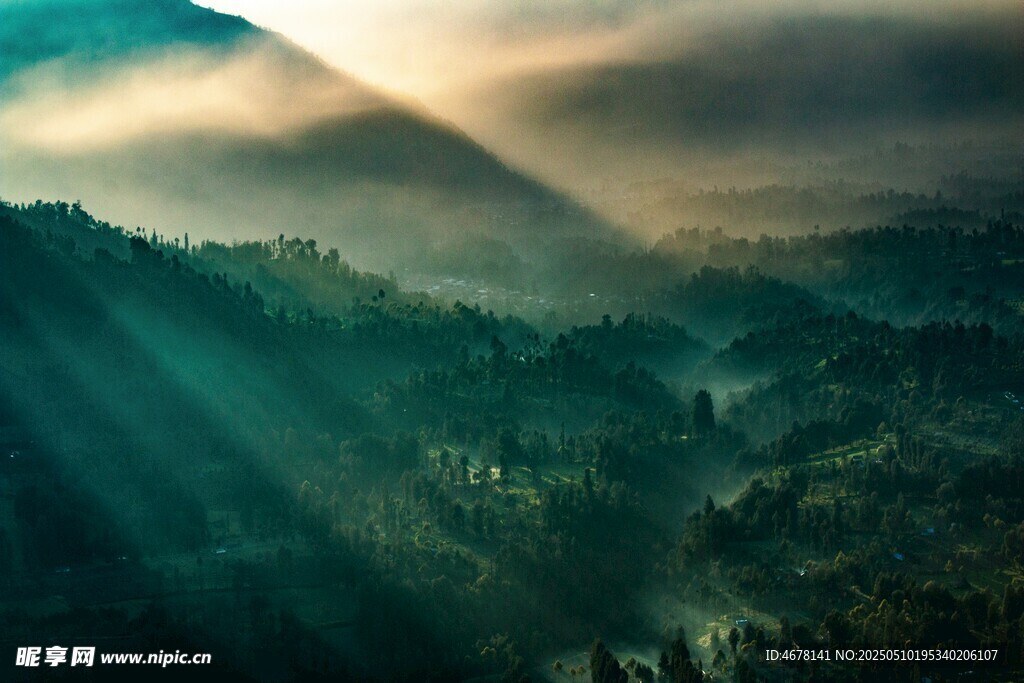 山間晨霧中的陽光美景