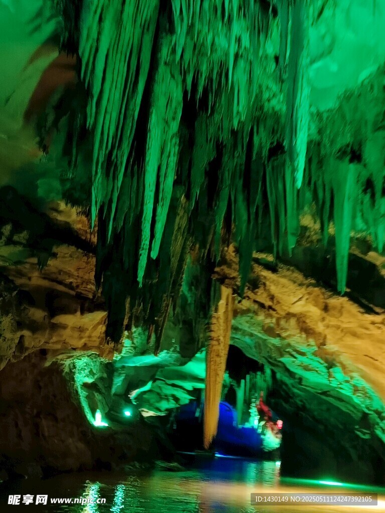 溶洞泛舟賞奇幻鐘乳景觀