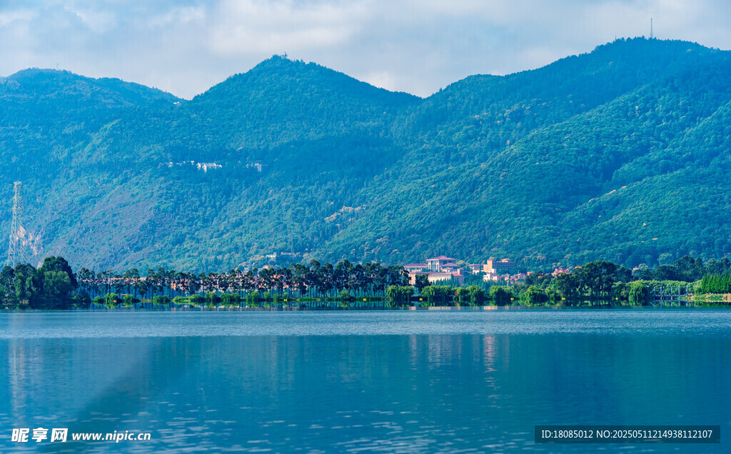寧靜山水間的美麗湖景
