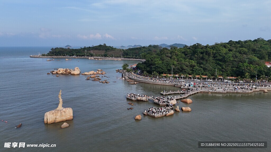 海濱漁村船只停泊景象
