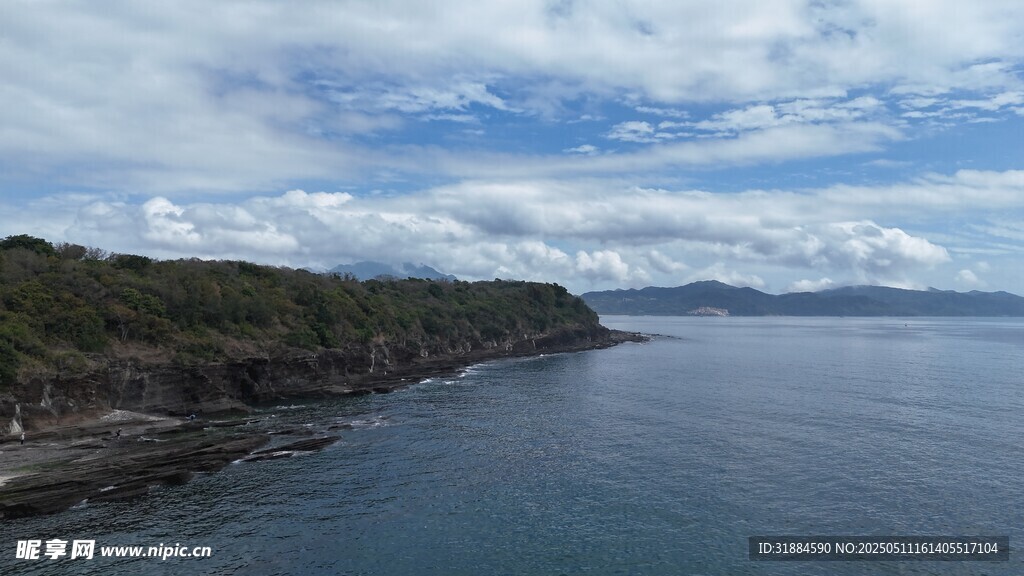 海岸風光 藍天白云與海水