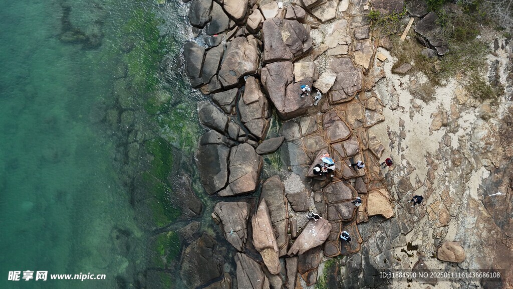 海岸邊的嶙峋石塊
