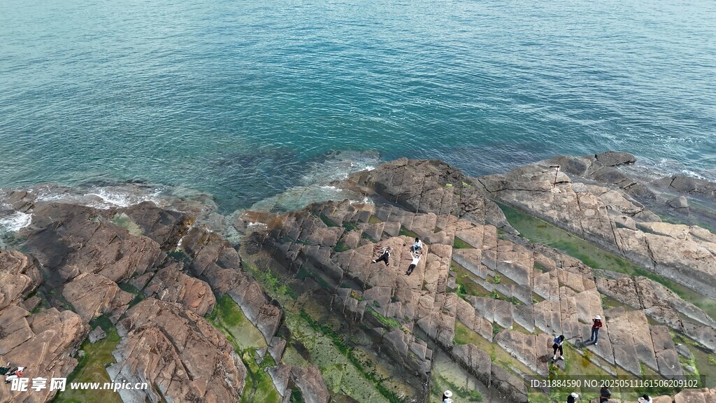 海邊嶙峋礁石景觀