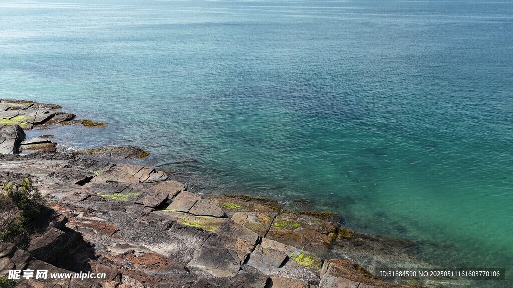 海邊巖石與碧藍海水美景
