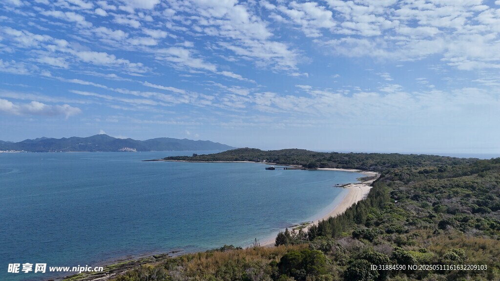 海岸風光 藍天白云綠樹
