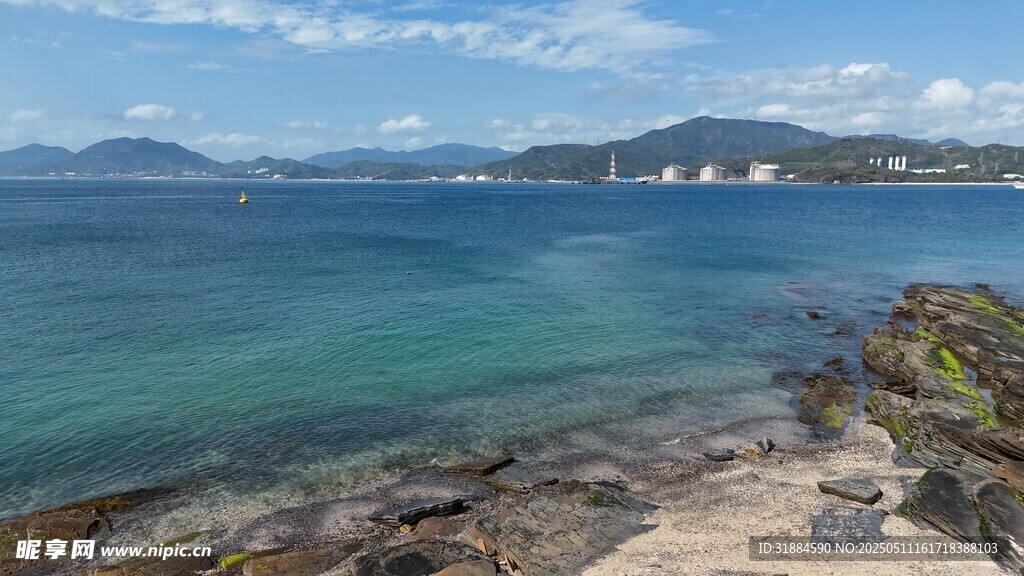 海邊美景 清澈海水與岸景
