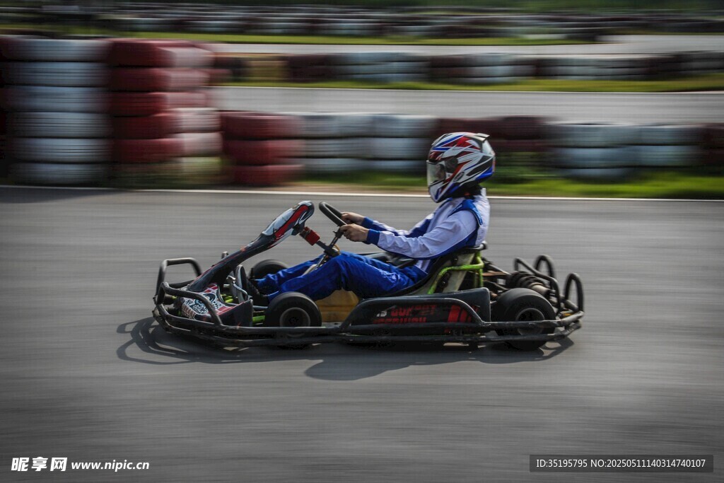 卡丁車選手賽道飛馳
