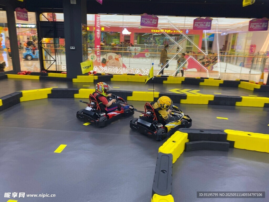 室內卡丁車賽場競技瞬間