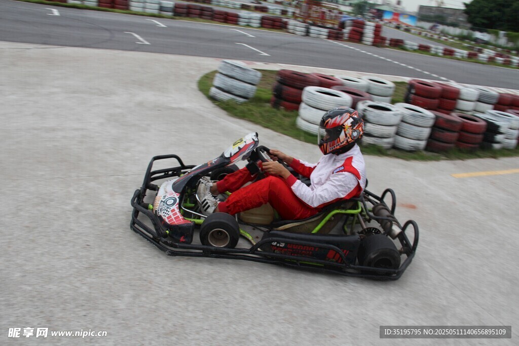 卡丁車選手賽道上飛馳