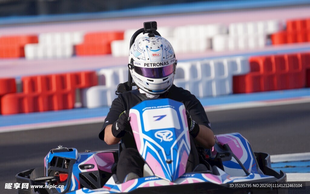 卡丁車選手賽場專注駕駛