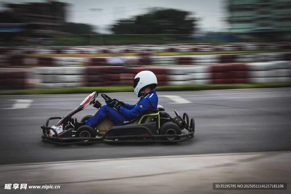 卡丁車選手賽道飛馳瞬間