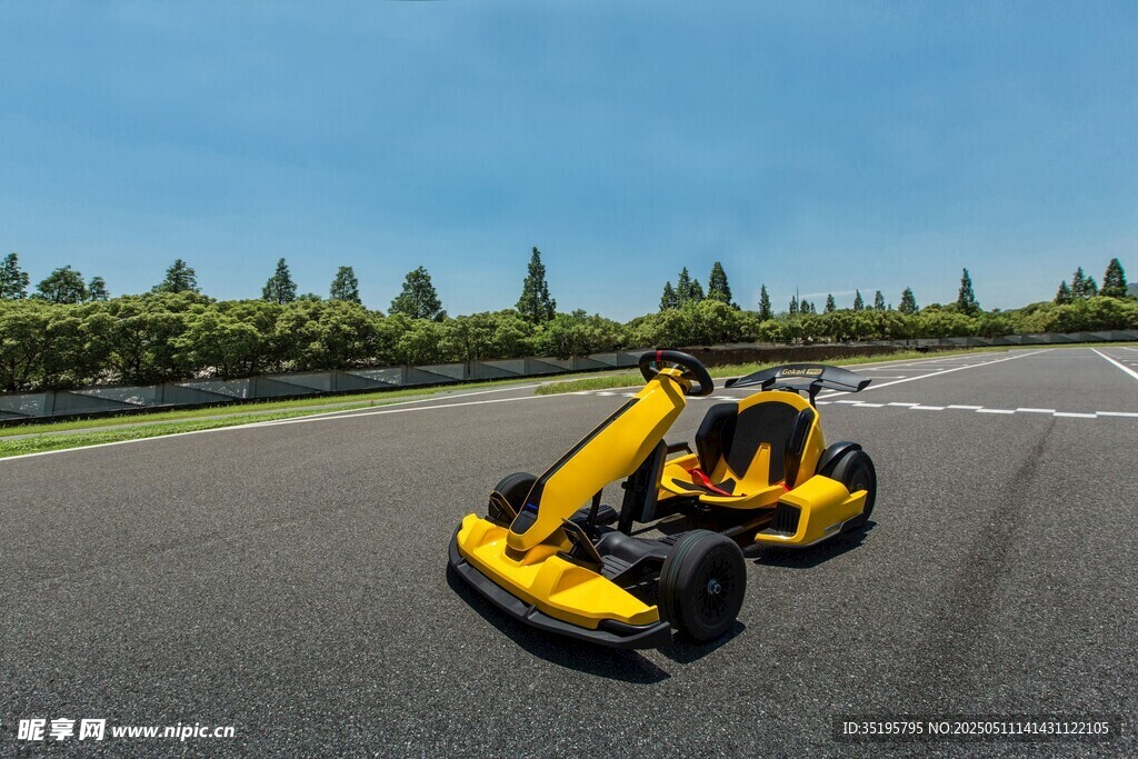 黃色卡丁車馳騁在賽道上