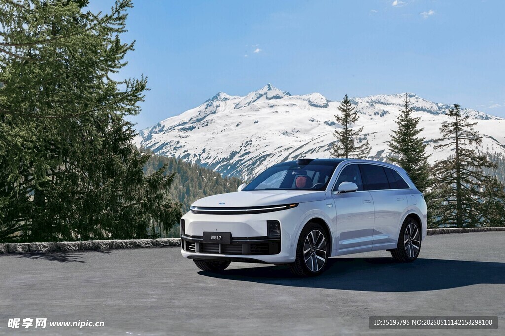 雪山旁的白色SUV汽車