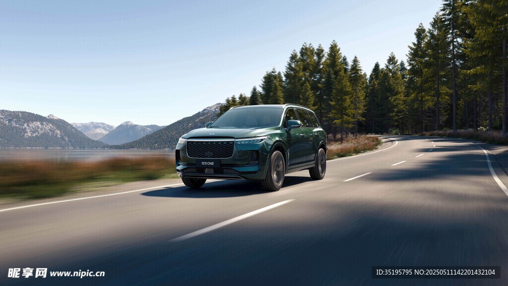 公路上行駛的深色SUV