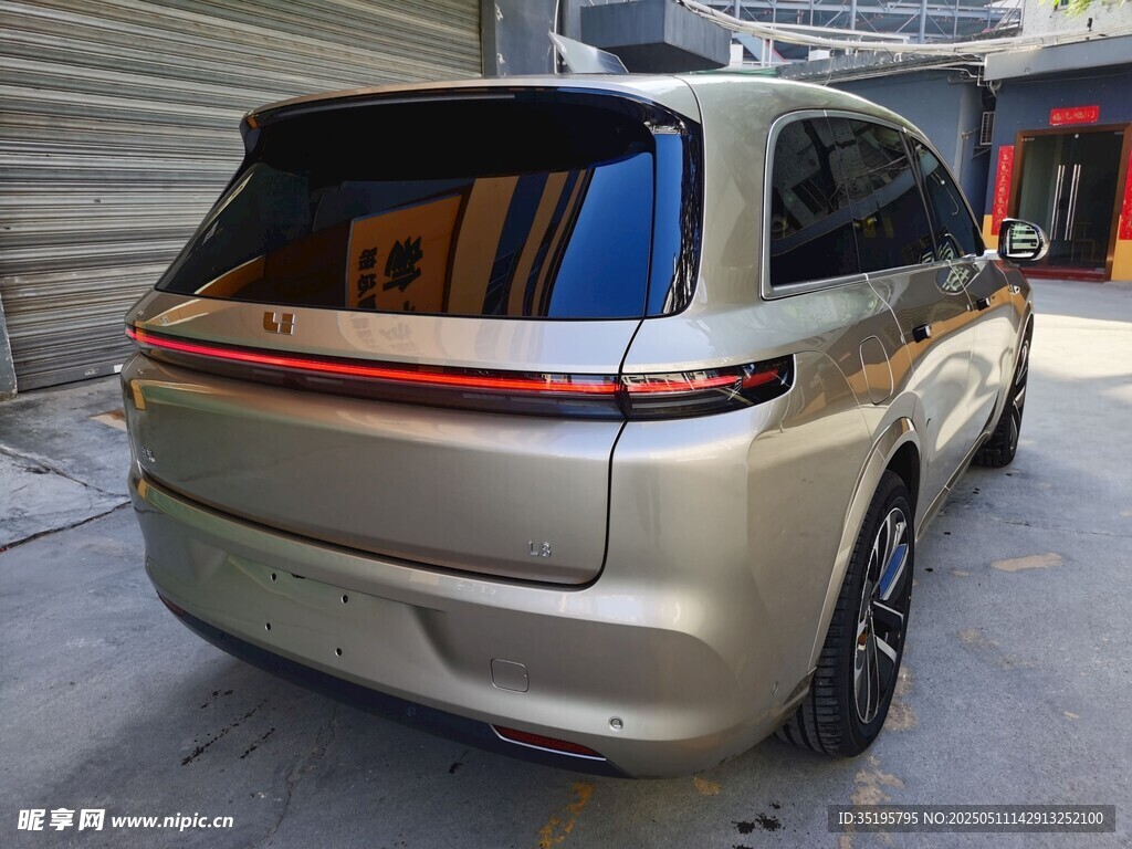 金色時尚MPV汽車尾部特寫
