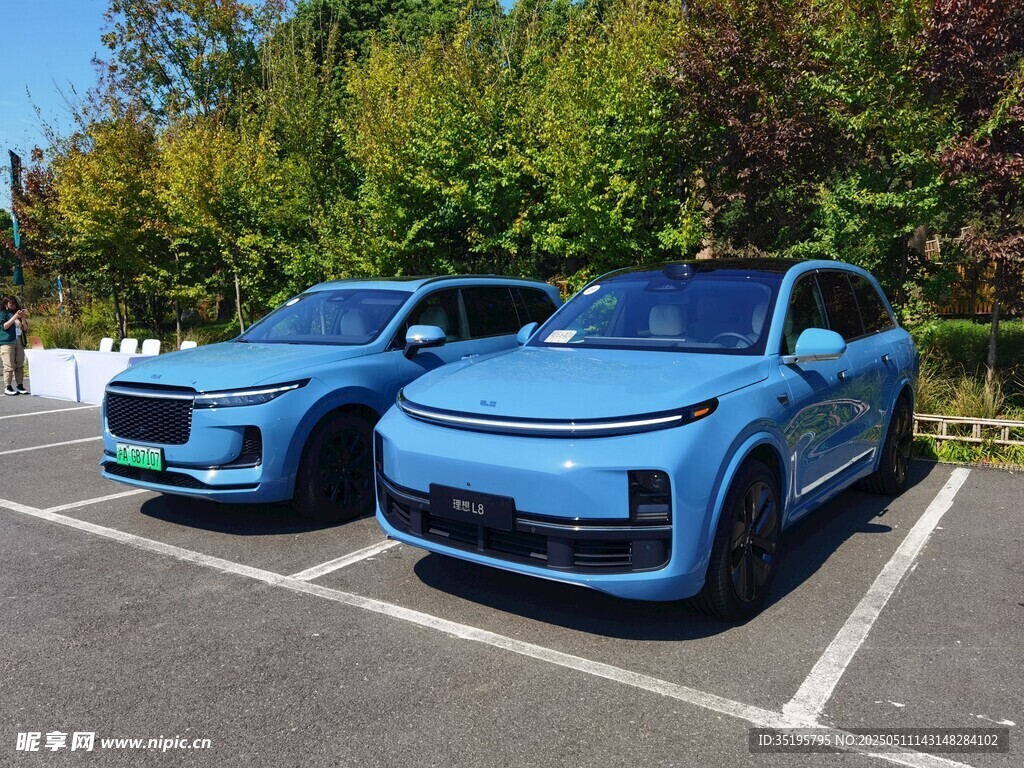 兩輛藍色酷炫電動汽車