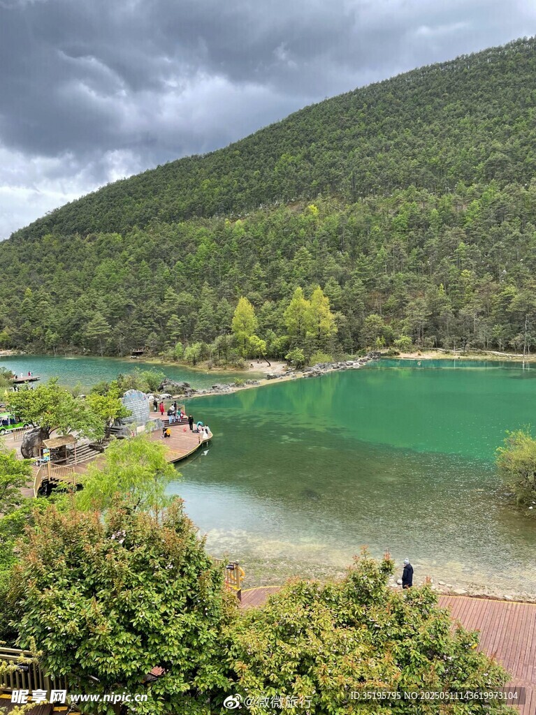 青山環抱的碧綠湖畔風光