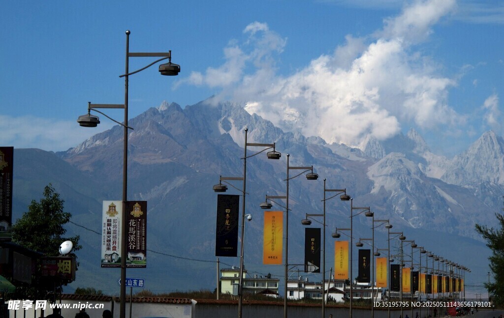 公路旁的壯麗山脈景觀