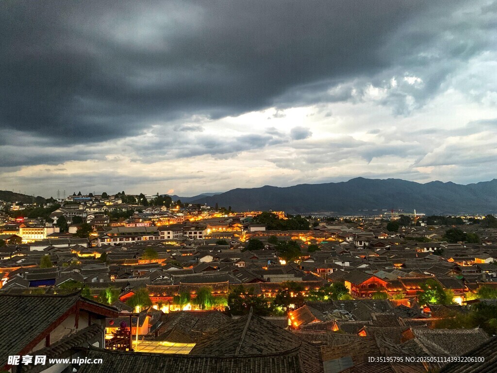 古城夜景燈火璀璨映天際