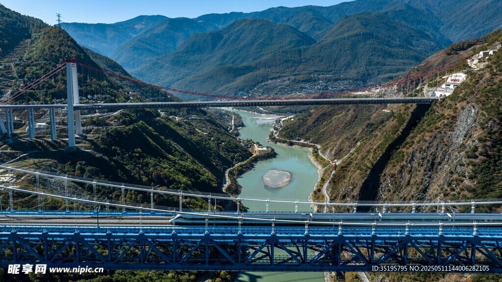 壯麗峽谷中的高架橋