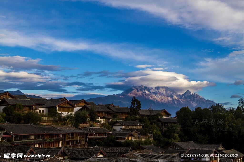 山村美景伴遠處巍峨雪山