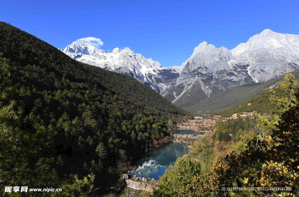 雪山下的秀麗山谷風(fēng)光