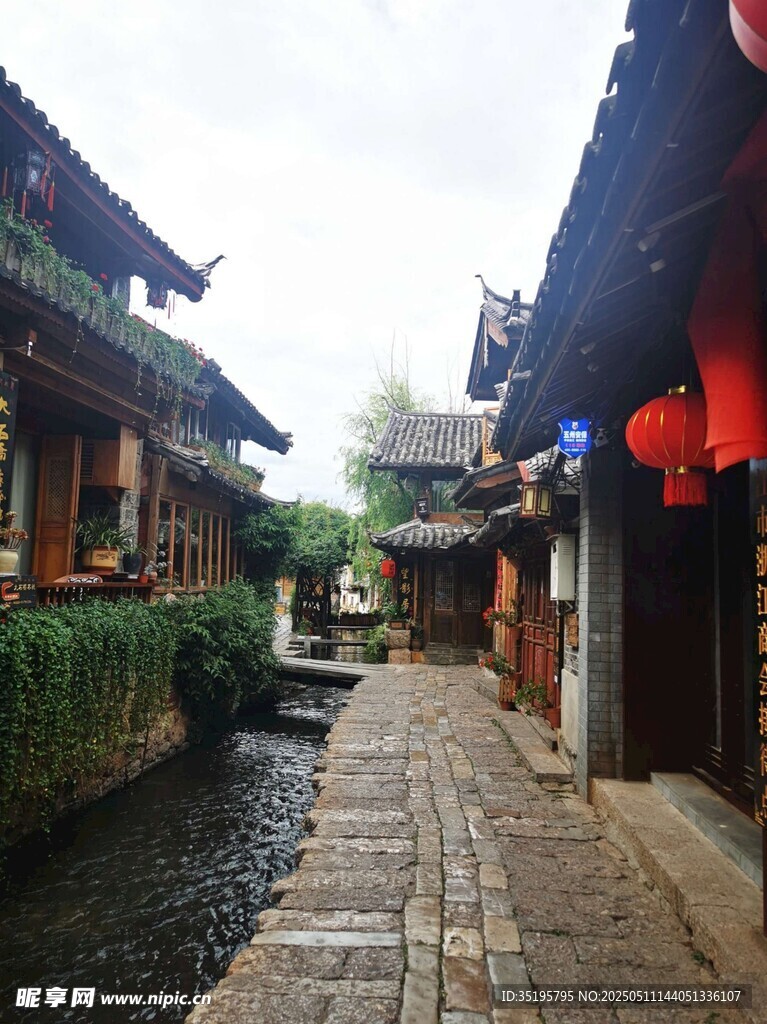 古巷流水旁的中式傳統建筑