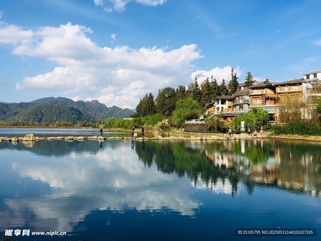 湖畔村落美景