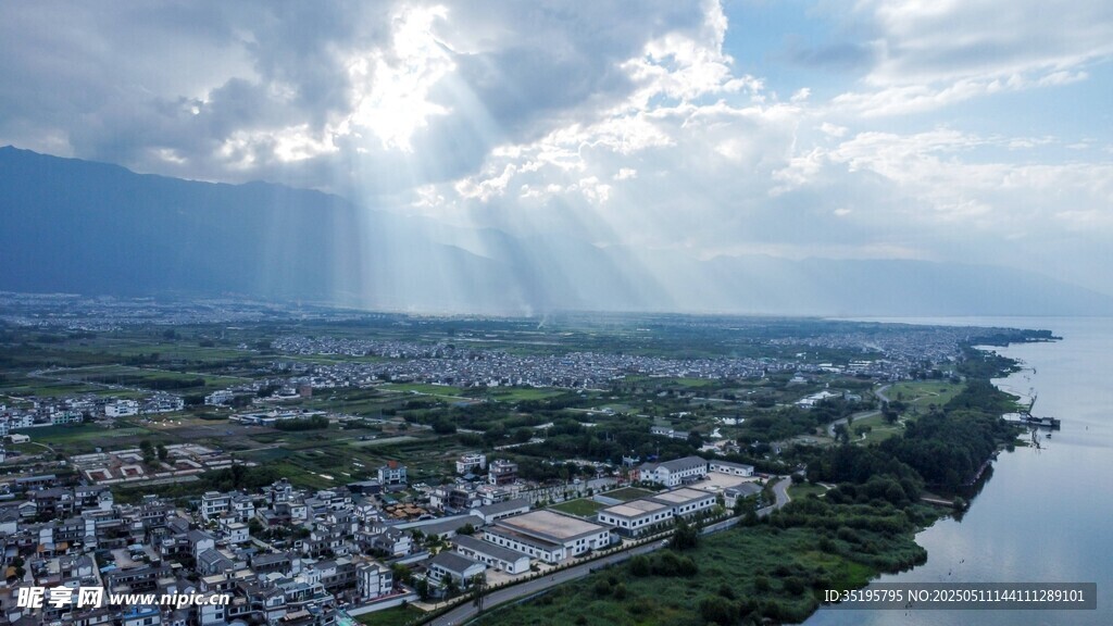 陽光灑落河畔城鎮美景