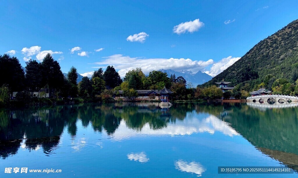 寧靜山水湖景倒影如畫