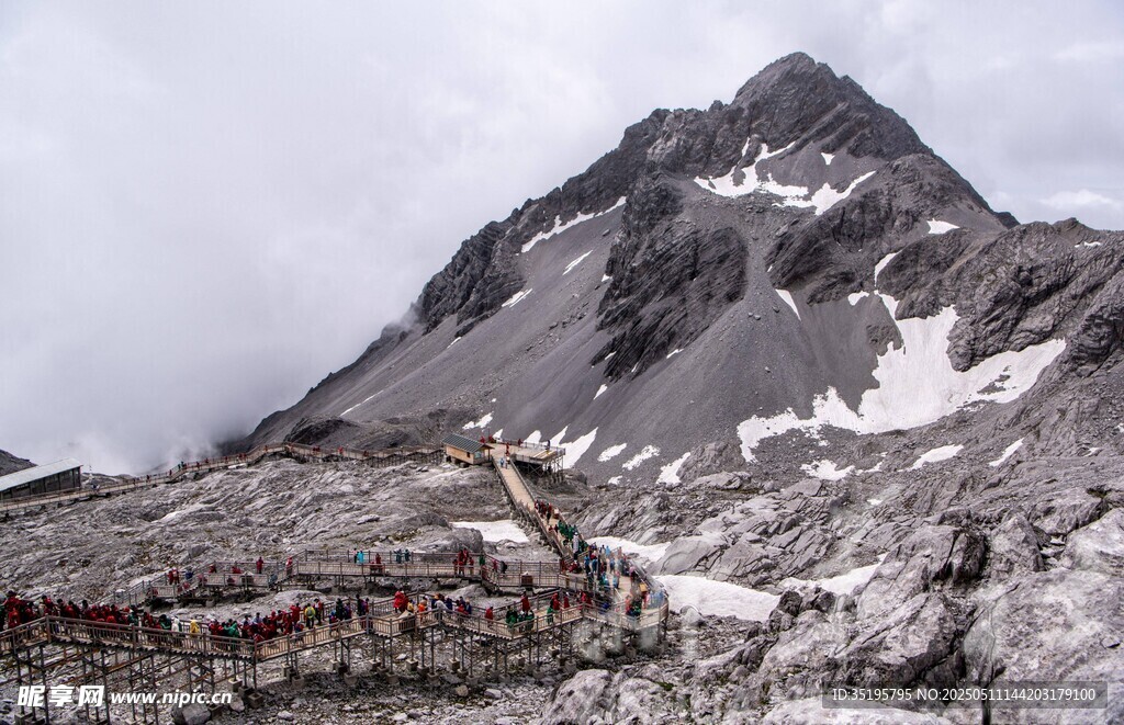 巍峨雪山壯麗景致