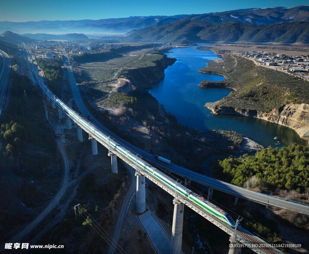 高架橋橫跨山水美景