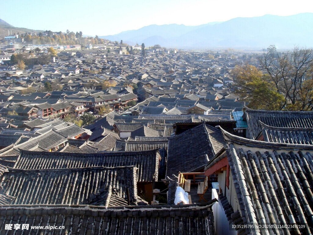 俯瞰古村落屋頂景觀