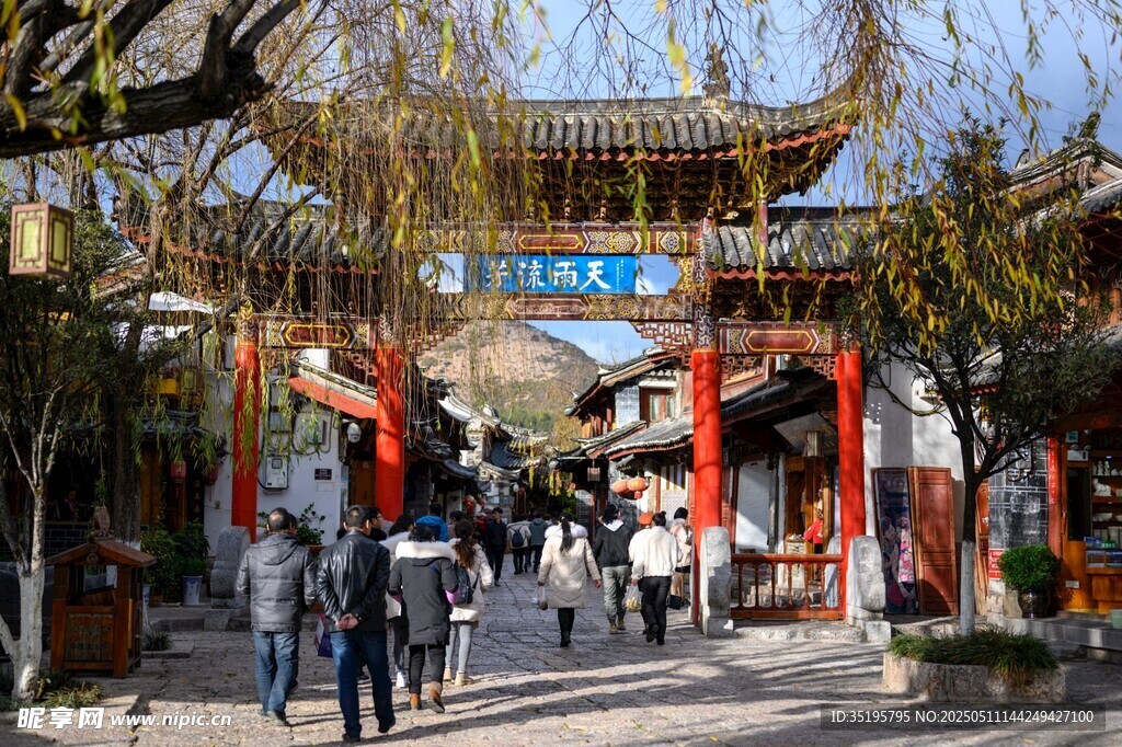 古街牌坊下的行人景象