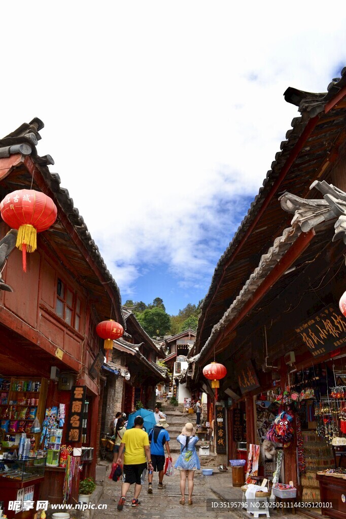 古街行人與傳統(tǒng)建筑景觀