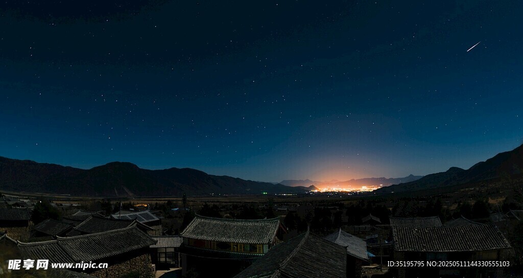 夜幕下的村落與天邊微光